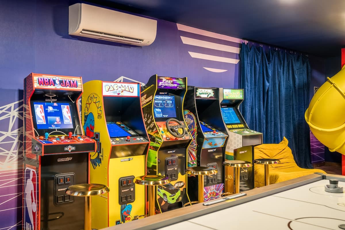 5BR Family Cabin with Arcade, Vinyl & Poker — photo 4