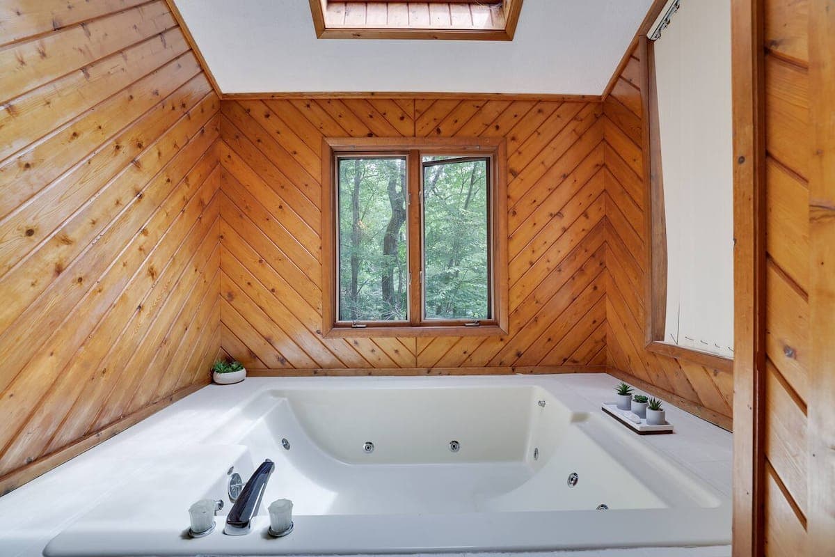 Big Hot Tub & 5BR Poconos Retreat — photo 3