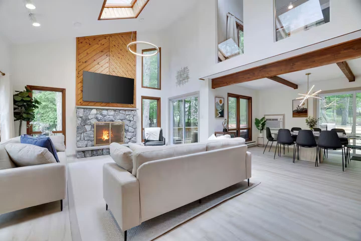 Big Hot Tub & 5BR Poconos Retreat